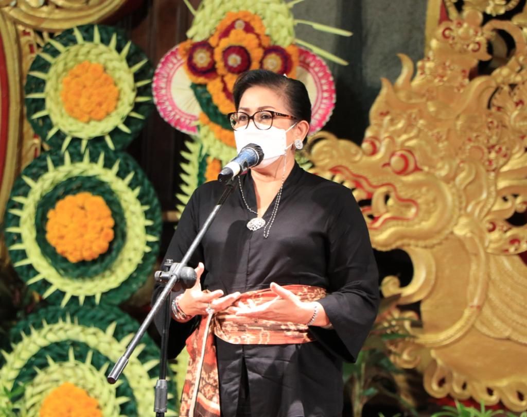 podiumnews.com-Ny Putri Koster Ajak Desainer Gaungkan Kembali Tenun Asli Bali